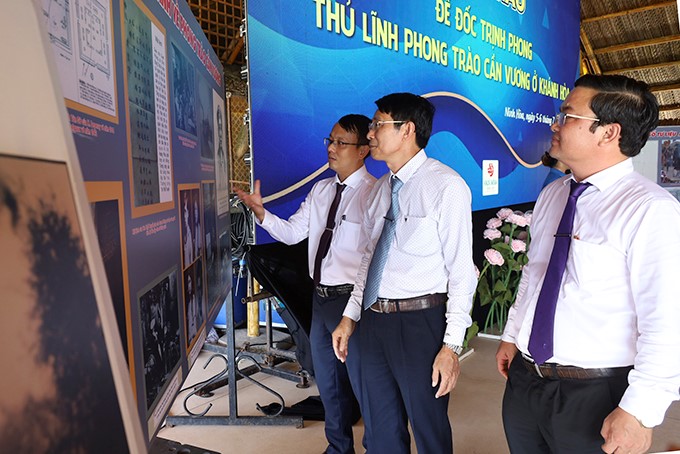 Ong-Dinh-Van-Thieu-xem-hinh-ve-phong-trao-Can-Vuong Ong-Dinh-Van-Thieu-xem-hinh-ve-phong-trao-Can-Vuong